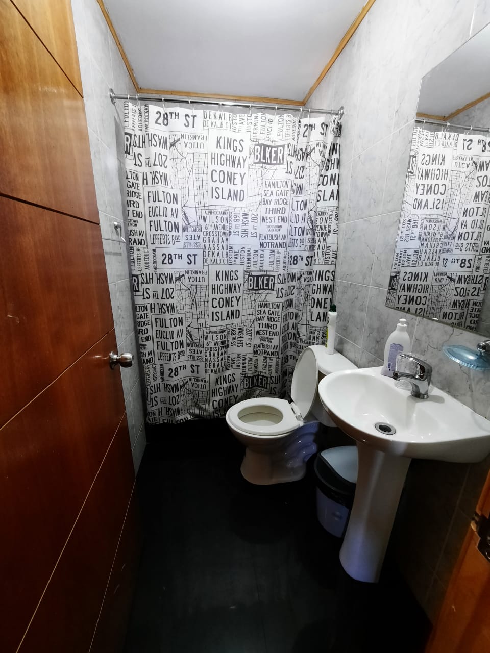Baño con ducha, lavamanos e inodoro