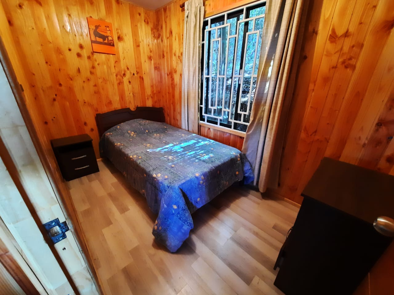 Dormitorio con cama de una plaza