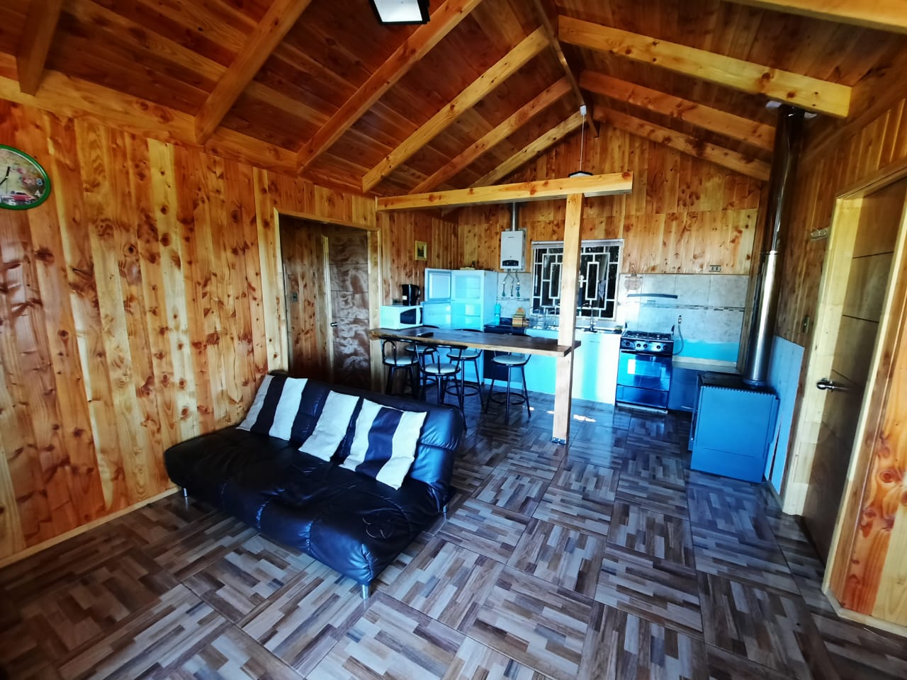 Living con sofá y televisión