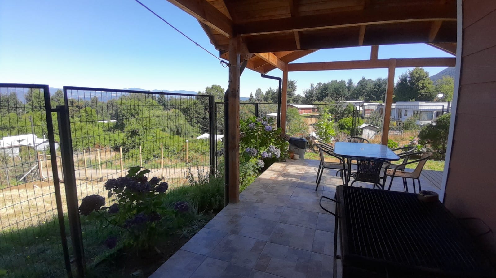 Terraza con parrilla y jardín