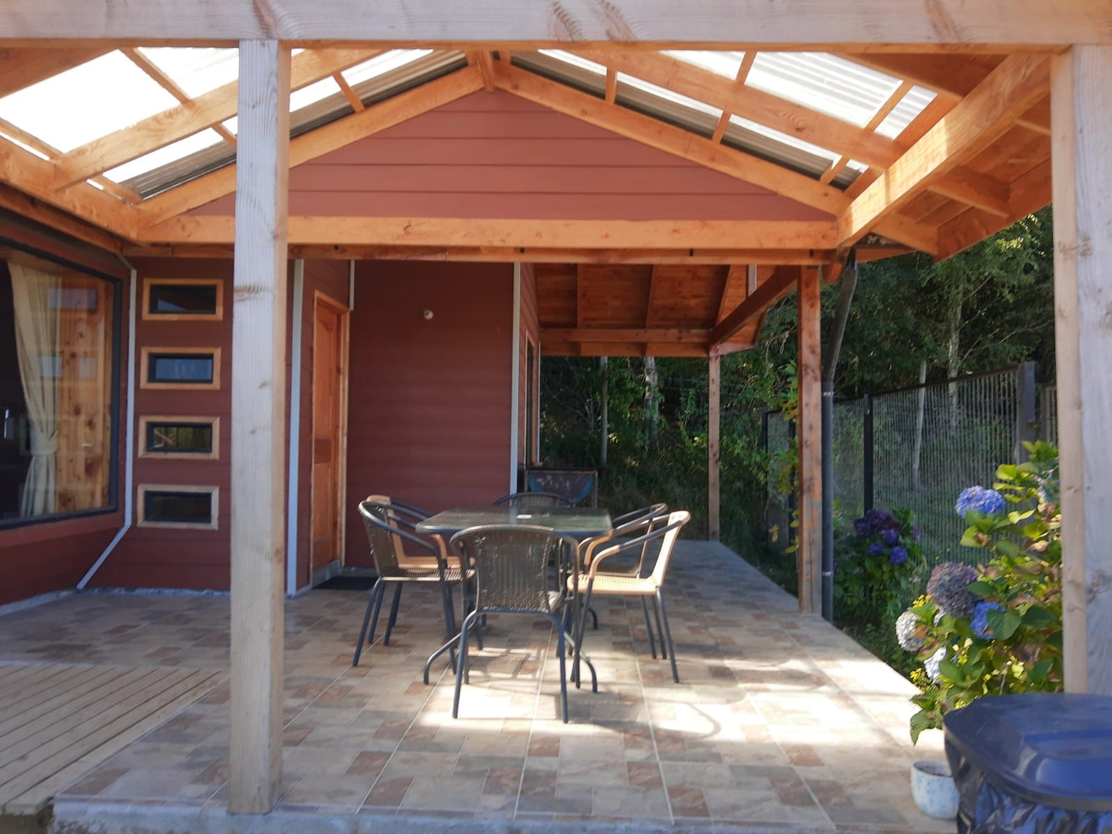 Terraza techada con mesa y sillas